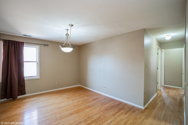 Building Photo - 702 S Lytle St