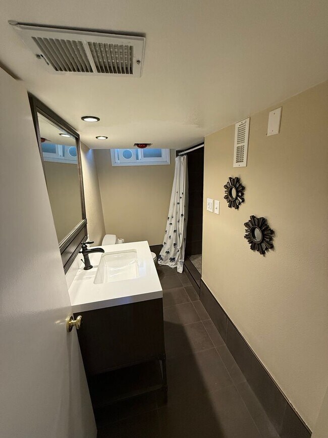 Building Photo - Entertainer’s Dream in NE Portland – Fully...