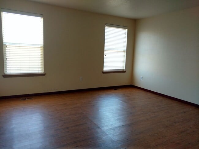 Building Photo - 3 Bedroom 2 Bath with 2 car garage