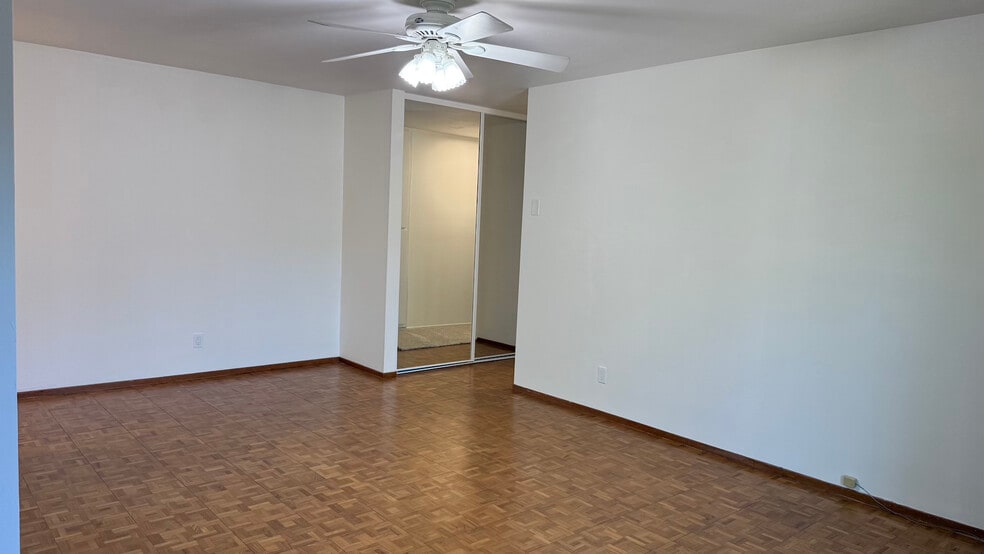 Living room with mirror closets - 88 Flynn Ave