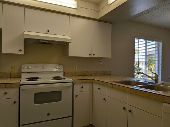 Building Photo - First Floor Condo at Pine Shadows Condomin...