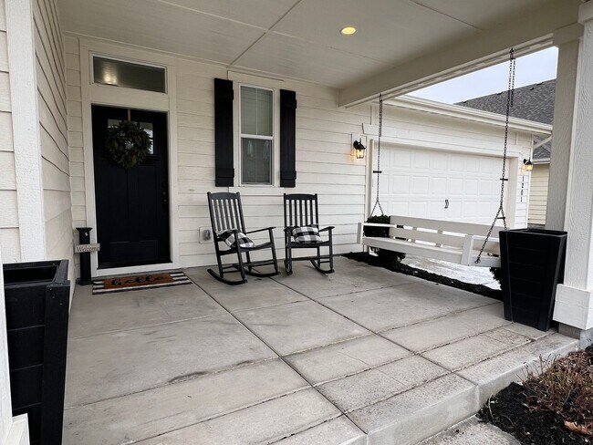 Building Photo - Welcome to this charming 3 bed 2.5 bath home just off Deer Flat and Linder Rd.