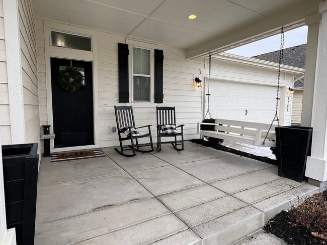 Building Photo - Welcome to this charming 3 bed 2.5 bath home with access to a community pool, just off Deer Flat ...