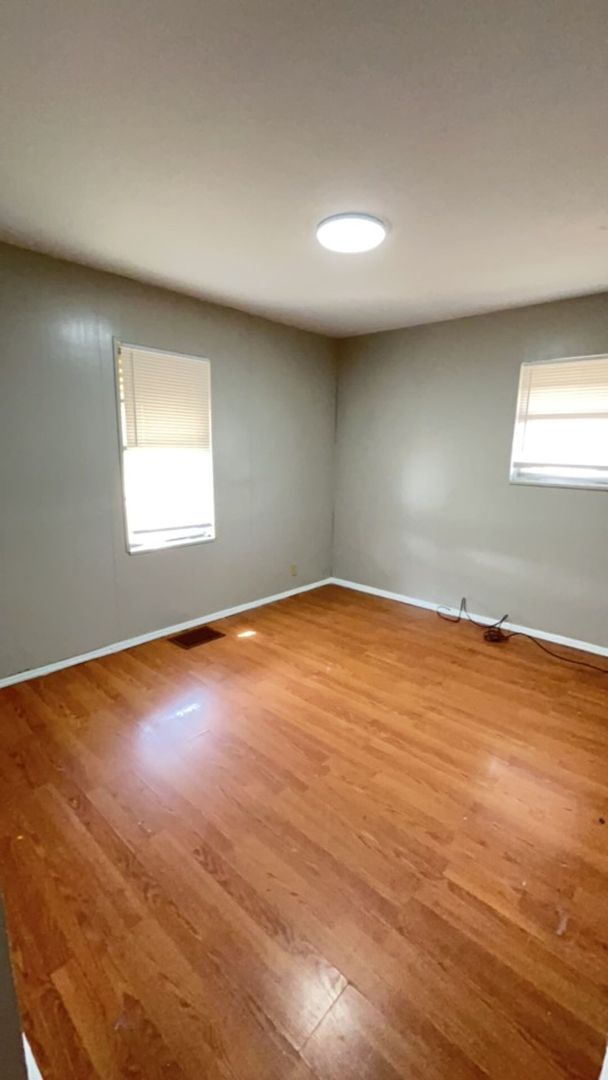 Building Photo - *AVAILABLE IN JUNE!* BIG BACKYARD - 2 BEDROOMS!
