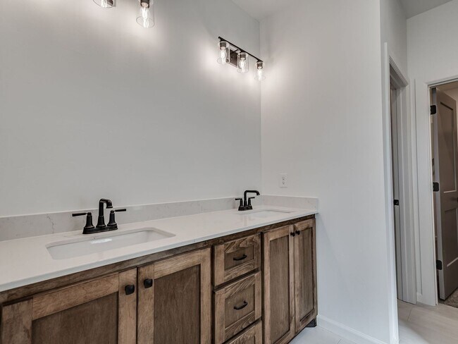 Building Photo - Brand New Home in Noble!