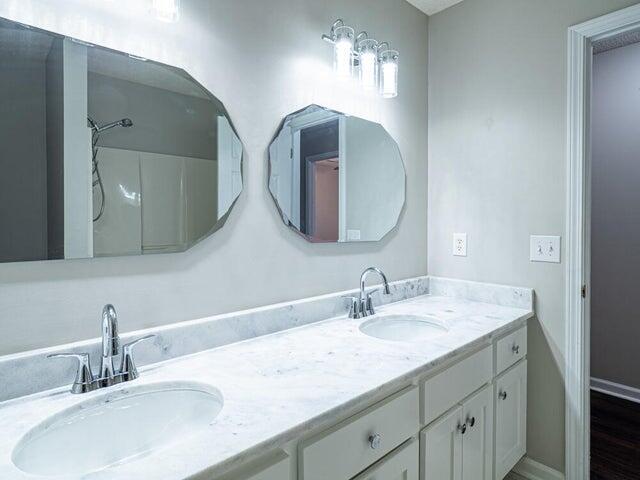 Building Photo - 655 Torrey Pines Dr