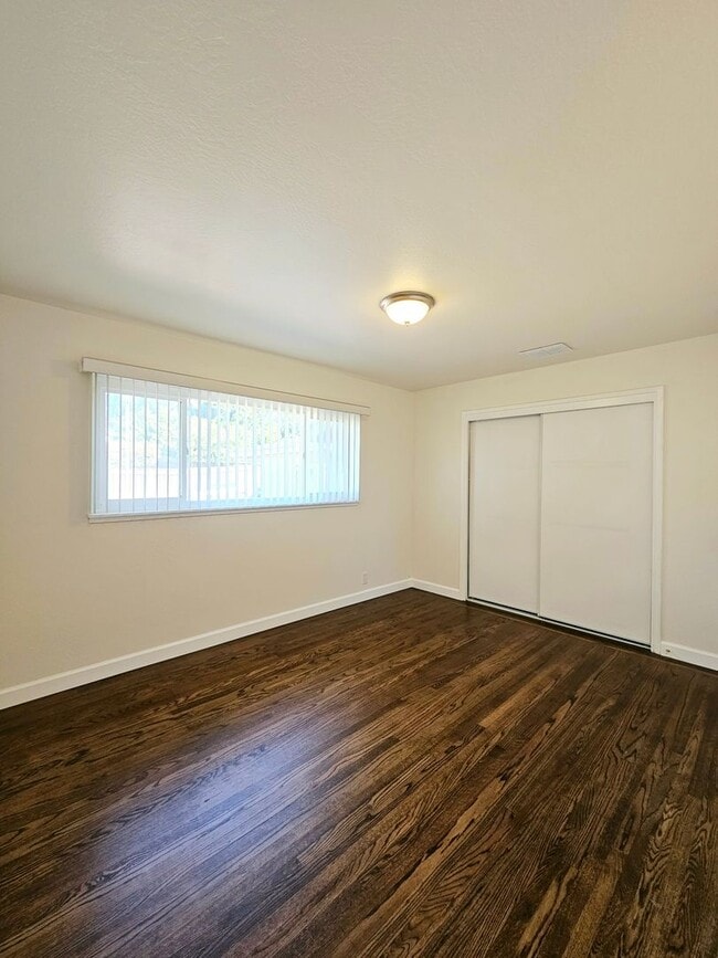 Building Photo - Remodeled 3-bed/2-bath Single Family Home ...