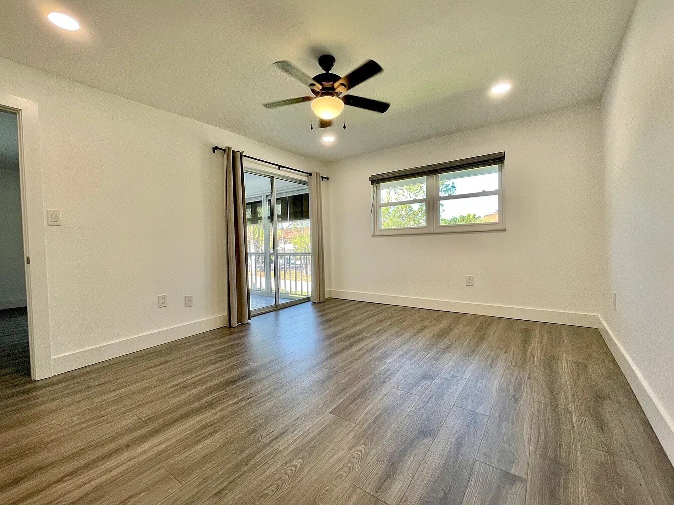 Master with driftwood blinds - 200 Valley Stream Dr