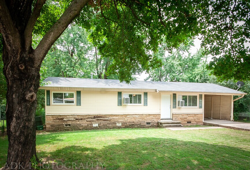 Primary Photo - 113 E Bertha St