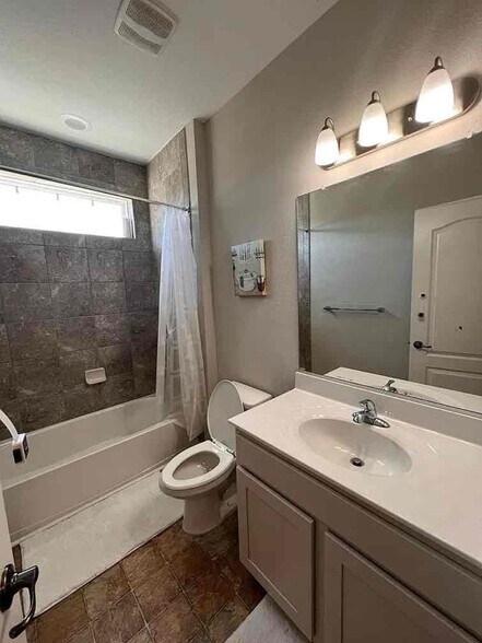 Building Photo - 601 Freeman Dr