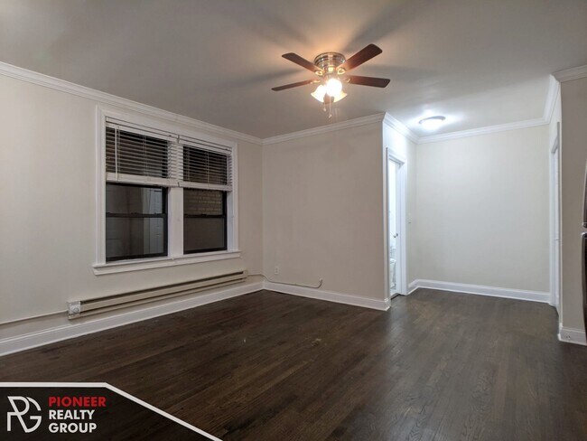 Building Photo - 3340 N Marshfield Ave