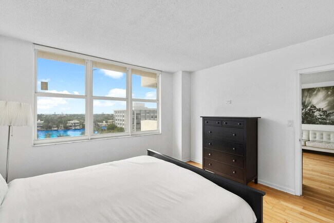 Building Photo - 5599 Collins Ave