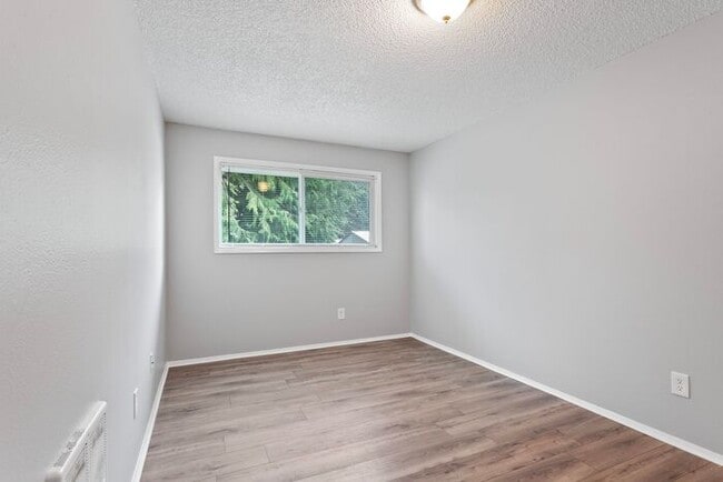 Building Photo - 2 bedroom 1 bath in Clackamas!!