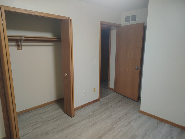 Building Photo - 700/701-701 Iroquois Ct