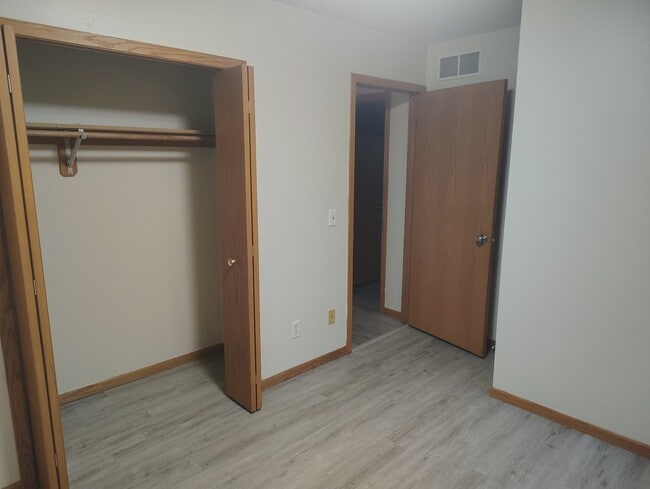 Building Photo - 700/701-701 Iroquois Ct