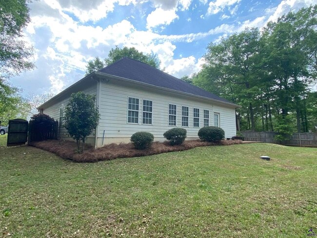 Building Photo - 104 Village Walk