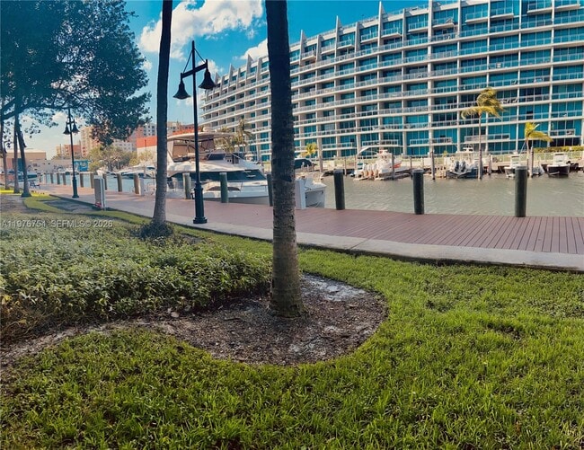 Building Photo - 3001 NE 185th St