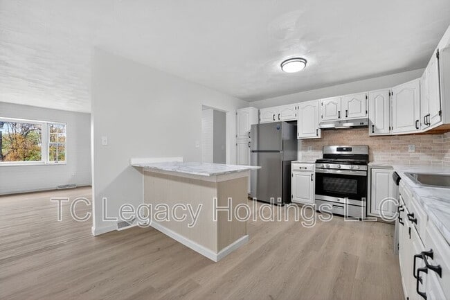 Building Photo - 320 Diamond Ave