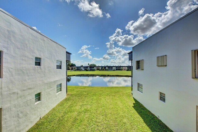 Building Photo - 998 Normandy Trail