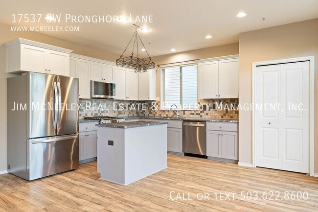 Building Photo - 17537 SW Pronghorn Ln