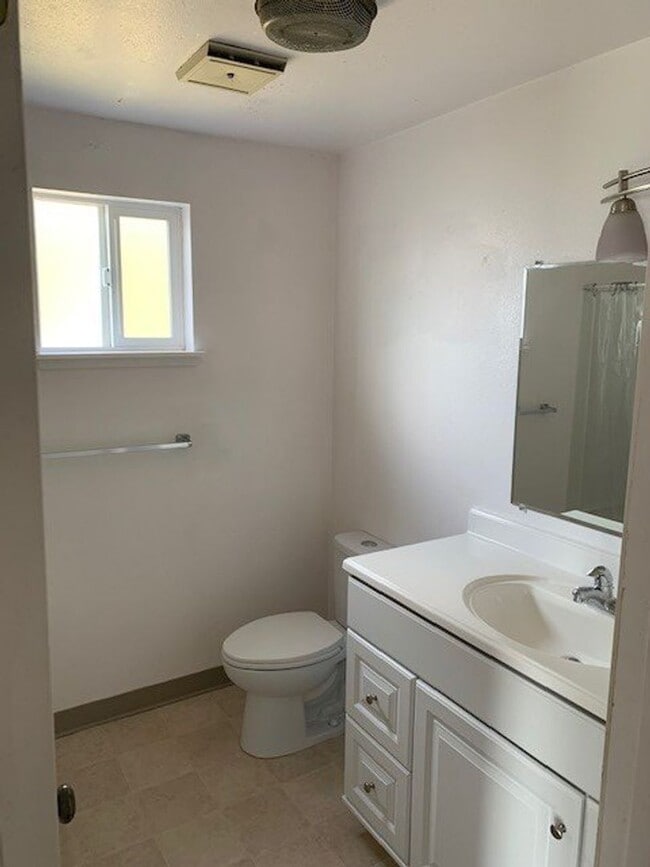 Building Photo - 2 Bed/1 Bath SE Bend Condo with Single Car...