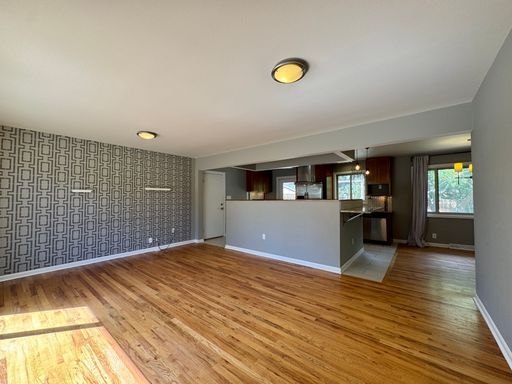 Building Photo - Large Single Family Home Available NOW!! ONE MONTH FREE!!