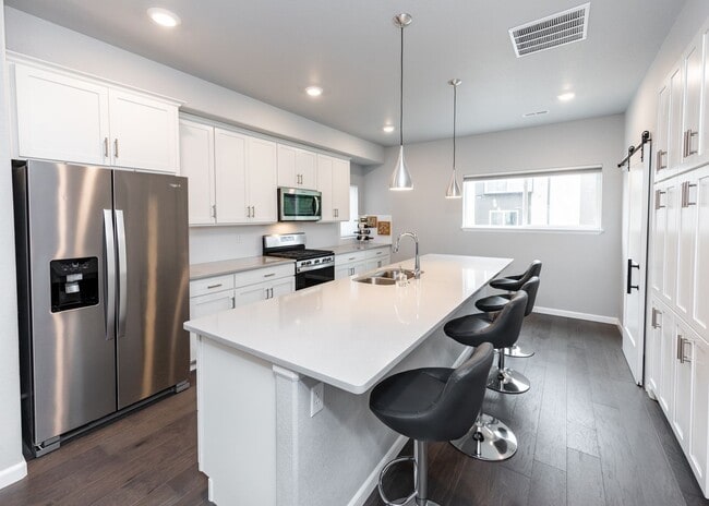 Building Photo - Urbanite Living near Downtown 3 Bed End Unit Townhouse