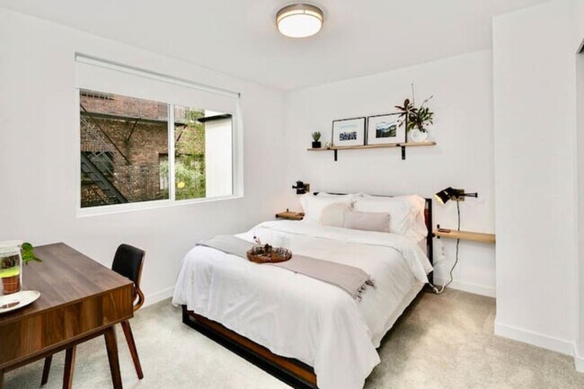 Building Photo - 632 10th Ave E