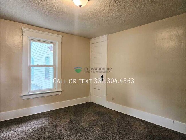Building Photo - 897 Avon St