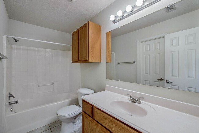 Building Photo - SUBLEASE AVAILABLE IMMEDIATELY!  Great 4 Bedroom 4 Bathroom Townhome on the Bus Route