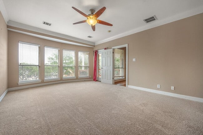 Building Photo - Spacious 2 Story 5 Bedroom , 4 full bathrooms located in Stone Oak!