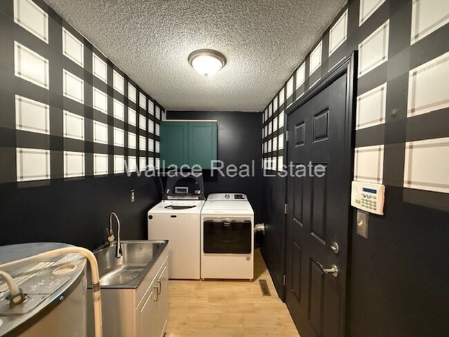 Building Photo - UPDATED, SEMI-FURNISHED 3 BEDROOM HOME IN ...