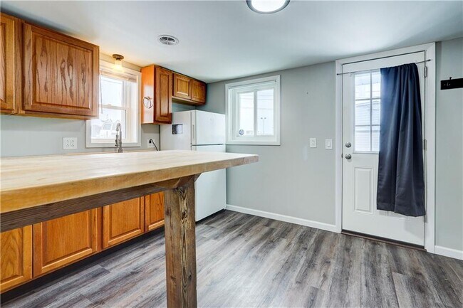 Building Photo - 1070 Gravel Rd