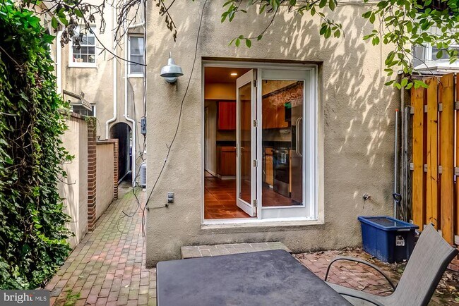 Building Photo - 13 E Henrietta St