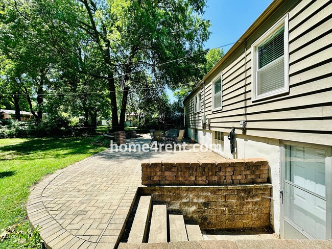 Building Photo - Beautiful Hardwoods w Fenced-in Yard!