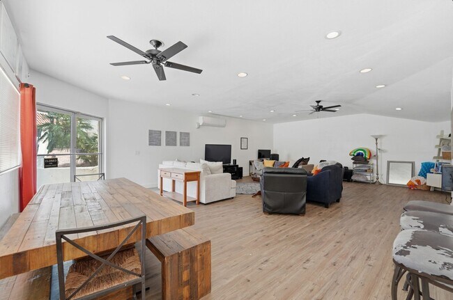 Building Photo - Central Phoenix Gem! Private Patio, Gated, Pool + Underground Parking