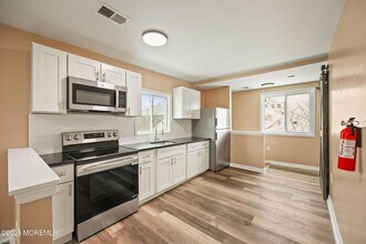 Building Photo - 143 Center Ave