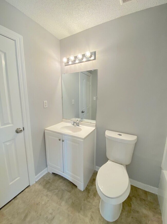 Building Photo - 2794 Laura Cir E