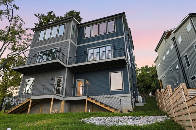 Building Photo - "Spacious 4-Bed, 4.5 bath, AMAZING views, fenced in yard
