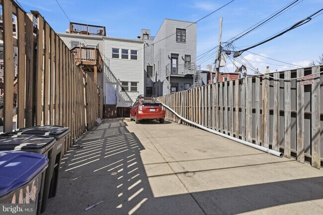 Building Photo - 1116 Monroe St NW