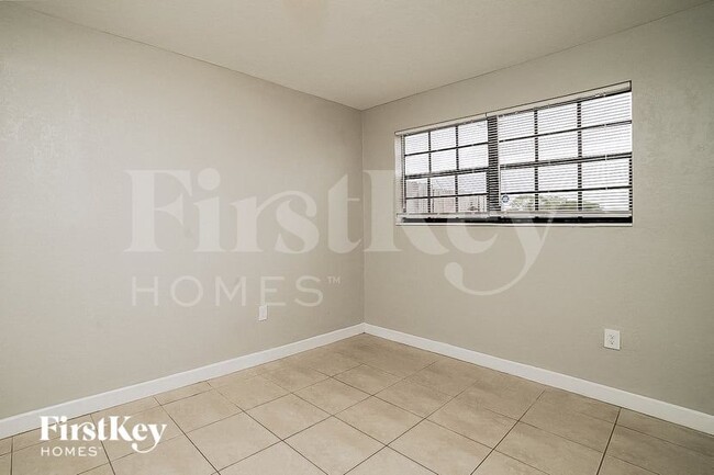 Building Photo - 1000 NE 211th Terrace