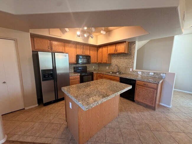 Building Photo - End Unit 2 bed/2.5 bath Town Home Ready 4 Move In!