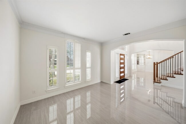 Building Photo - 5622 Lake Pl Dr