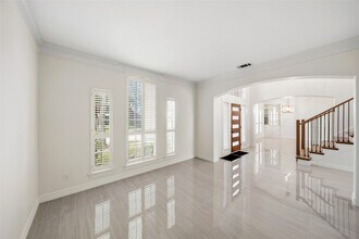 Building Photo - 5622 Lake Pl Dr