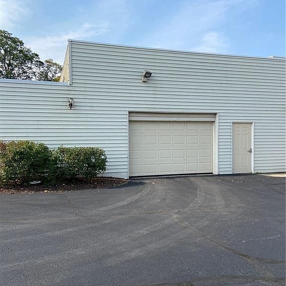 Parking garage - 1675 Cedarwood Dr