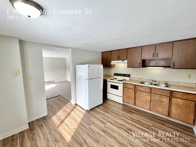 Building Photo - Huge 2-Bed apartment with washer/dryer hoo...