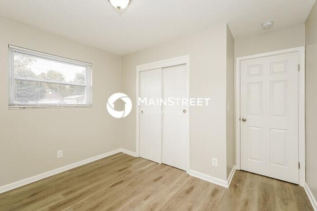Building Photo - 4 Bedroom Pet-Friendly Home in INDIANAPOLI...