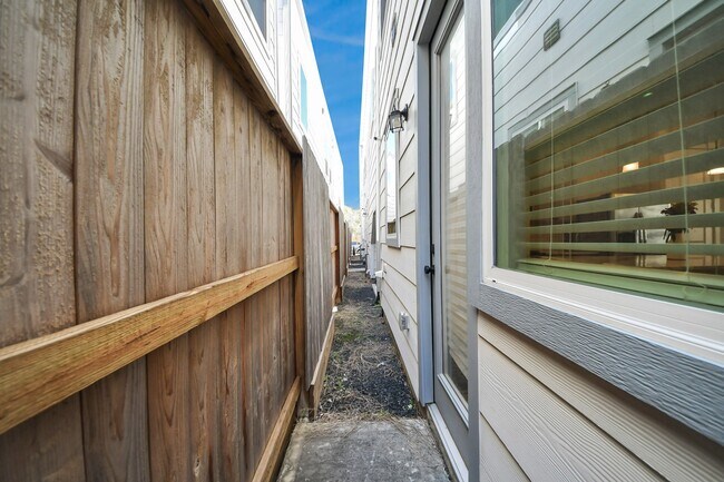 Building Photo - 9017 Lonestar Creekbend Ln