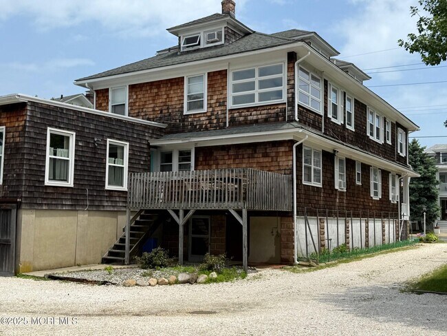 Building Photo - 632 Main Ave