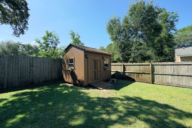 Building Photo - Spacious 5-Bedroom Home in Gated Parkwood ...